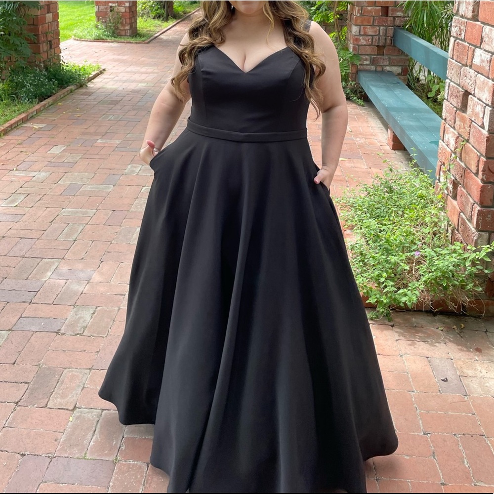 🖤 Classic Black A-Line Formal Dress (Altered to Size 12) 🖤 - Picture 3 of 9